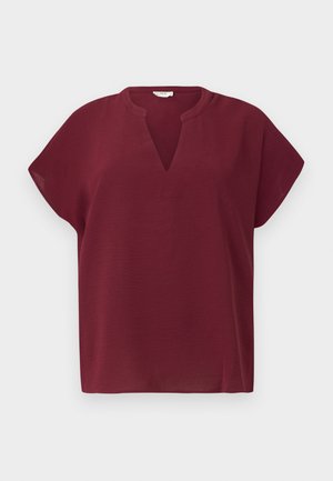 Burgundska kratka majica s kratkim rukavima i V-izrezom, izrađena od teksturiranog materijala. Ima ležeran kroj i čistu donju rub.