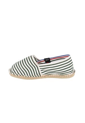 Espadrille à rayures vertes et blanches, dessus en tissu, bout rond, semelle en jute et détail de bord cousu. Comprend une étiquette à l'intérieur avec des accents rouges et bleus.