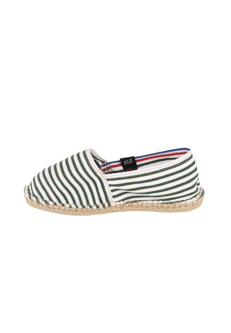 Espadrille à rayures vertes et blanches, dessus en tissu, bout rond, semelle en jute et détail de bord cousu. Comprend une étiquette à l'intérieur avec des accents rouges et bleus.