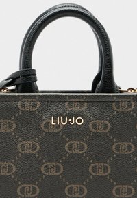 Een zwarte handtas van getextureerd leer, met een gouden "LIU·JO" logo en een patroon van in elkaar grijpende vormen.