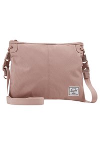 Borsa a tracolla rosa in tessuto con tracolla regolabile, chiusura a zip e un'etichetta intrecciata. Texture liscia e design minimalista con accenti neutri.