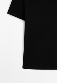 Zwarte katoenen t-shirt met korte mouwen, met een rechte zoom en een gladde textuur, zonder zichtbare patronen of versieringen.