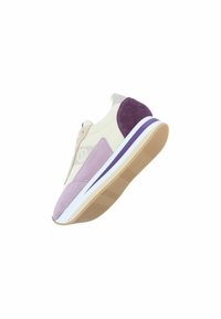Sneaker con una toma superiore in rete beige, accenti in suede viola e lavanda, una soletta bianca con una striscia viola e una suola in gomma testurizzata.