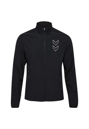 Chaqueta deportiva negra con cuello alto, cremallera completa, dos bolsillos laterales y un logo de Chevron blanco en la parte superior izquierda.