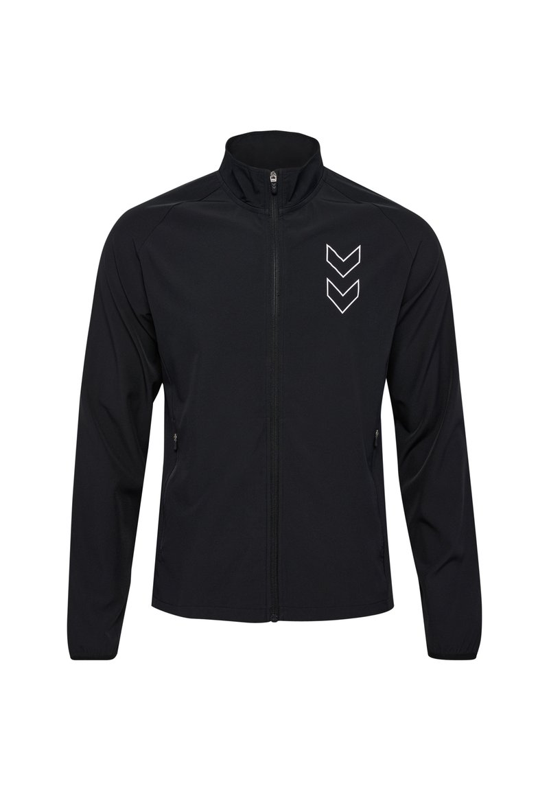 Chaqueta deportiva negra con cuello alto, cremallera completa, dos bolsillos laterales y un logo de Chevron blanco en la parte superior izquierda.