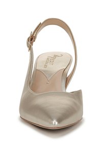 Puntale slingback in metallo dorato con punta affusolata, soletta imbottita e cinturino regolabile. Texture liscia e design elegante.