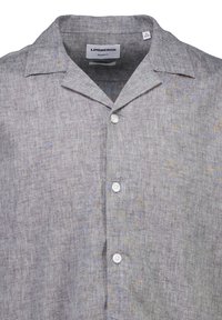 Lysegrå linned kortærmet skjorte med afslappet pasform, camp-krave og fire hvide knapper foran.