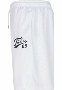 Hvite mesh-sjorts med elastisk liv. Har svart "Fubu"-tekst og tallet "05" på siden. Materialet er pustende og lett.