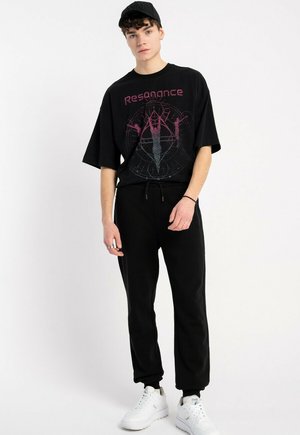 - T-shirt z nadrukiem