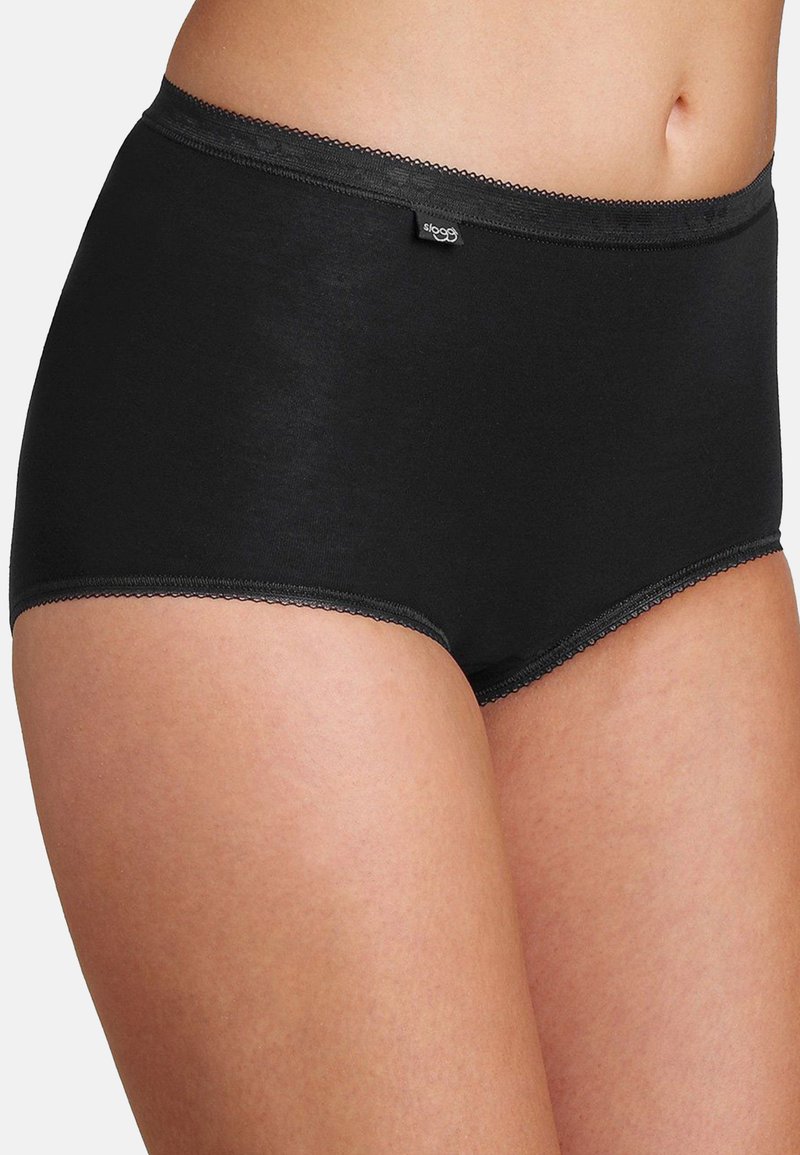 Culotte noire en coton taille haute avec une texture lisse, ornée d'une délicate bordure en dentelle le long de la taille et des ouvertures de jambes.