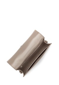 Portafoglio in pelle beige con un esterno liscio e elegante, un design aperto che rivela un interno in tessuto a contrasto, dotato di numerosi slot per carte e scomparti.