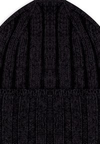 Berretto a maglia nero con motivo a costine verticali, cima arrotondata e tessuto strutturato, progettato per calore e comfort.