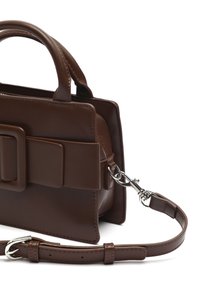 Borsa a mano in pelle marrone con un design strutturato, caratterizzata da un grande dettaglio a fibbia, una tracolla staccabile e accenti in metallo argento.