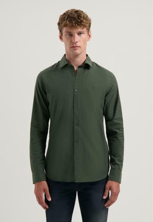 Overhemd met knopen in donkergroene stof, lange mouwen, kraag, geborduurd logo op de borst, slim fit, gladde textuur.