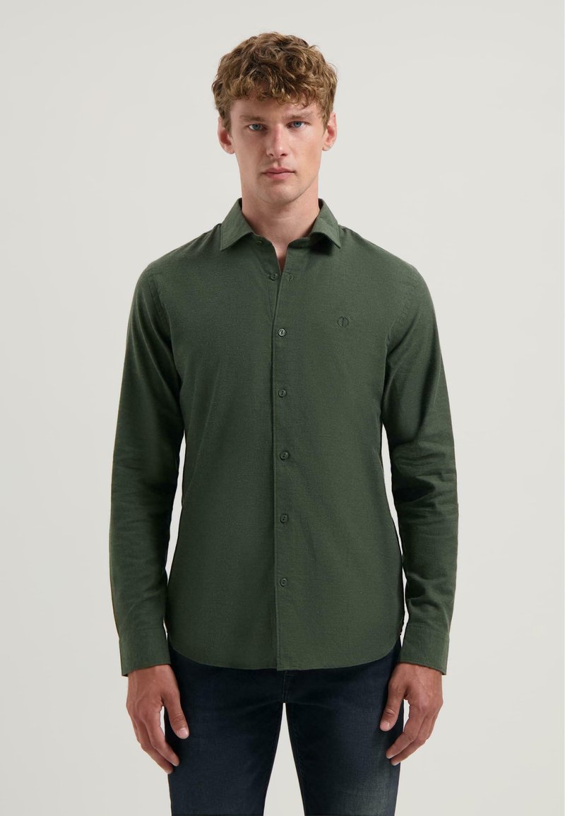 Overhemd met knopen in donkergroene stof, lange mouwen, kraag, geborduurd logo op de borst, slim fit, gladde textuur.
