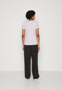 Guess TRIANGLE  - Paprasti marškinėliai - new light lilac