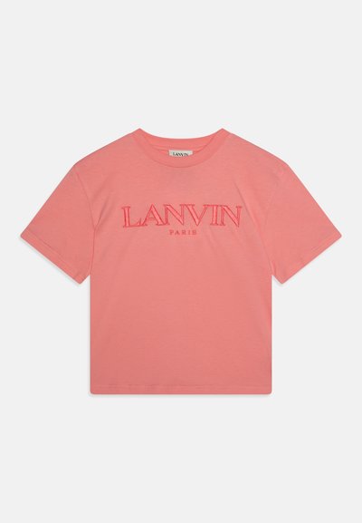Camiseta de algodón rosa con manga corta, que presenta un logo bordado "LANVIN PARIS" en un tono contrastante. Diseño clásico de cuello redondo.