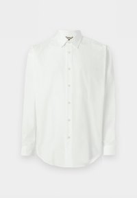 Chemise blanche à manches longues avec devant boutonné, col classique et poignets, présentée sur un fond clair uni.