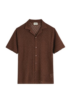 Chemise marron à manches courtes avec boutons, motif losange texturé et col ouvert.