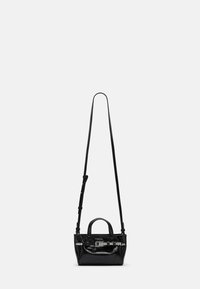 Czarna skórzana torebka o strukturalnym designie, z krótkimi, podwójnymi uchwytami oraz długim, regulowanym paskiem. Posiada dekoracyjny akcent w postaci łańcucha.