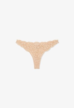 Tanga in pizzo color beige chiaro. Motivo floreale con bordi scallop. Tessuto morbido e trasparente. Design minimalista con spalline sottili.