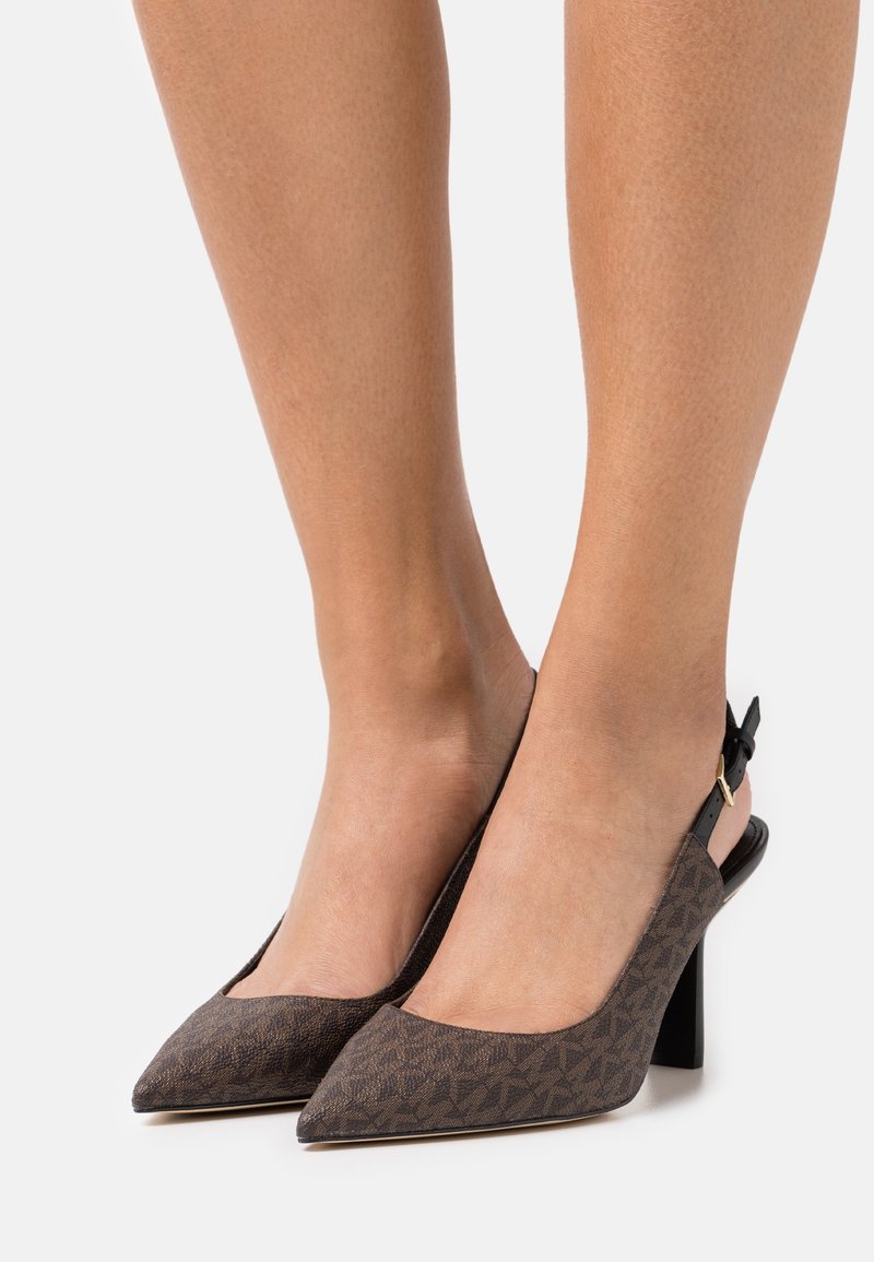 Talons slingback marron avec des bouts pointus, tissu texturé avec un motif géométrique, et un design de talon épais. Sangle réglable avec boucle.