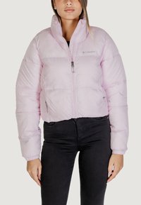 Giacca puffer rosa chiaro con colletto alto, zip frontale e due tasche laterali. Presenta una texture trapuntata e polsini elasticizzati.