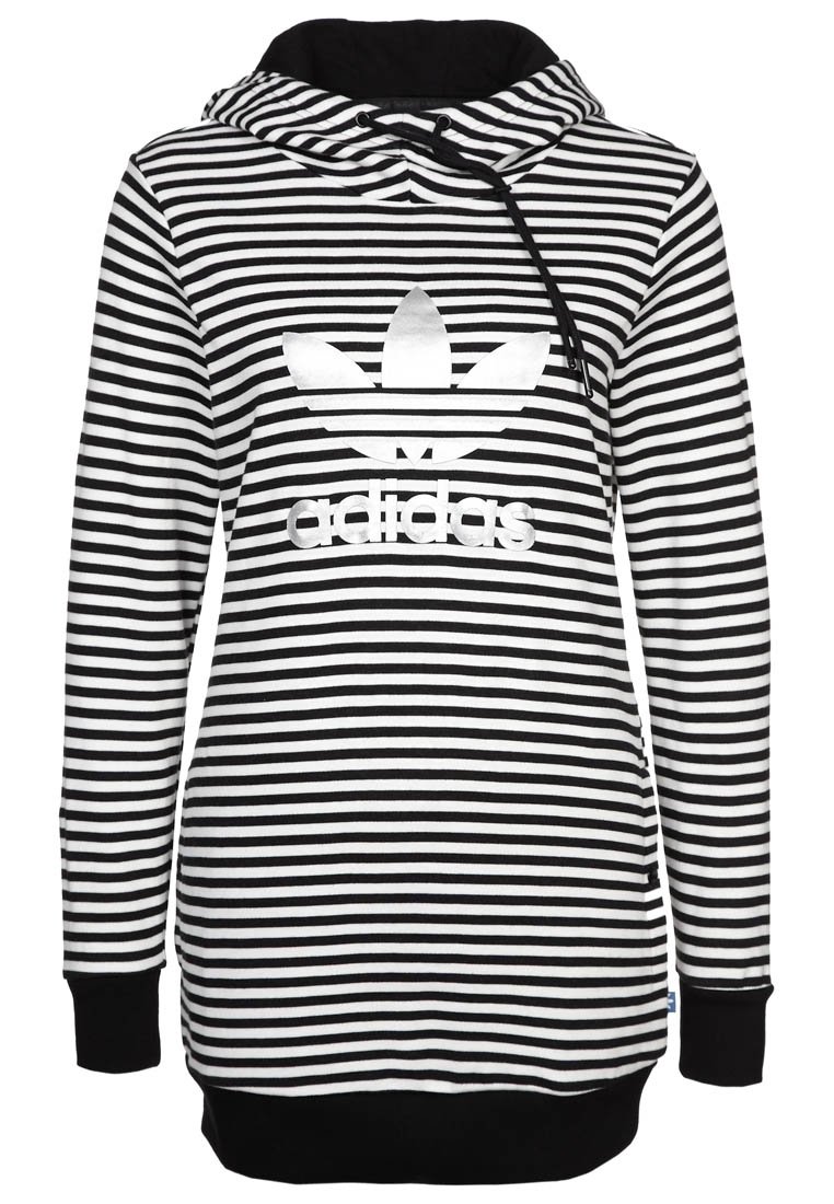 Pruhovaná černobílá mikina s kapucí a klokaní kapsou, se stahovacími šňůrkami na kapuci a výrazným reflexním logem adidas umístěným na přední straně.