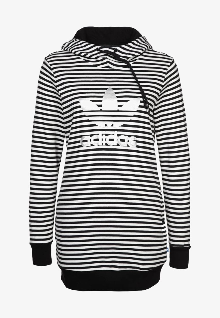 Pruhovaná černobílá mikina s kapucí a klokaní kapsou, se stahovacími šňůrkami na kapuci a výrazným reflexním logem adidas umístěným na přední straně.