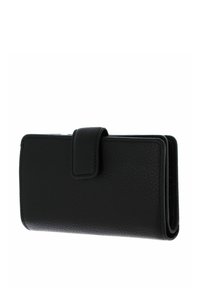 Portafoglio in pelle nera con finitura testurizzata, dotato di chiusura a linguetta, bordi arrotondati e design compatto.