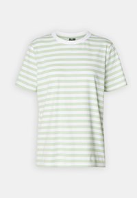 Pruhované tričko s horizontálními pruhy v světle zelené a bílé barvě, krátké rukávy a bílý kulatý výstřih. Vyrobeno z jemné bavlněné tkaniny.