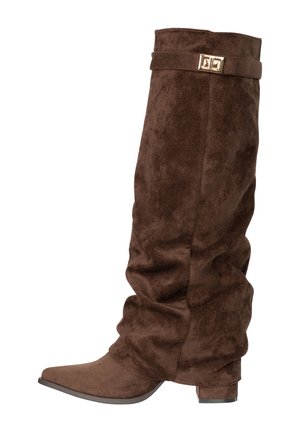 Brązowy zamszowy luźny wysoki kozak sięgający do kolana z niskim, blokowym obcasem i ozdobnym paskiem ze złotym klamrą u góry.