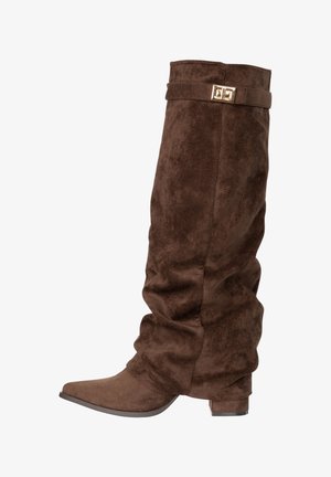 Brun ruskind knæhøj støvle med lav blokhæl og en dekorativ spænde i guldfarve nær toppen.