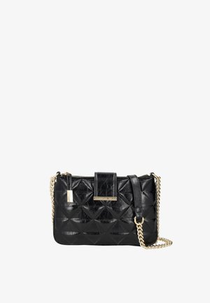 Borsa a tracolla in pelle nera trapuntata con tracolla a catena dorata e piccola targhetta dorata del marchio sulla patta frontale.