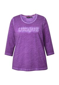 Lila t-shirt med trekvartslång ärm, med texturerad "UNIQUE"-skrift över bröstet. Mjuk tyg med en heathered yta.