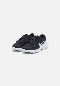 Crne atletske cipele s mrežastim gornjim dijelom, teksturiranom površinom i bijelim gumiranim potplatom. Imaju sistem vezanja i istaknuti Nike logo sa strane.