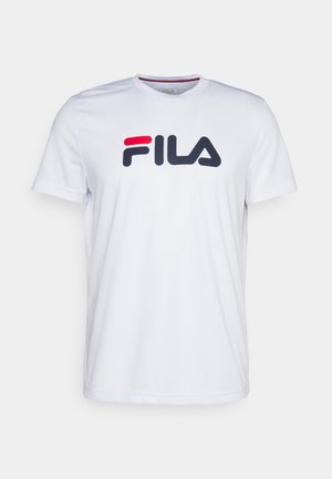 Hvid skjorte med korte ærmer lavet af åndbart materiale, med et fremtrædende sort og rødt FILA-logo på forsiden. Rund halsudskæring, afslappet pasform.