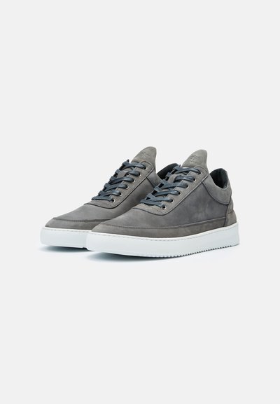 Grå lærér sneakers med lavt design, med en hvit gummisåle, grå snører og glatt tekstur.