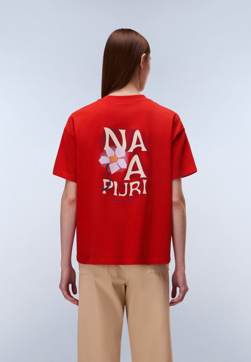 Κόκκινο βαμβακερό μπλουζάκι με άνετη γραμμή. Γραφικό σχέδιο στο πίσω μέρος με μεγάλα γράμματα και ένα λουλούδι σε παστέλ αποχρώσεις.