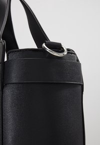 PARFOIS Sac à main - black