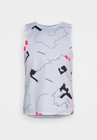 Grå ärmlös träningsskjorta med abstrakta svarta och röda mönster som liknar en karta, samt liten text som märker Mt. Fuji, Sierra Nevada och Timberline Trail.