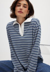 NA-KD COLLAR - Polo majica - indigo ecru stripe