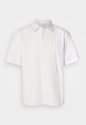 Koszulka z krótkim rękawem w białym kolorze z cienkimi, pionowymi beżowymi paskami, zapinana na guziki, z klasycznym kołnierzykiem. Materiał wydaje się gładki, lekki.