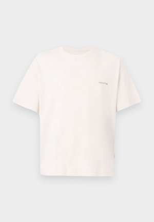 Schlichtes kurzärmeliges T-Shirt in Off-White mit kleinem Aufdruck "originals 1990" auf der linken oberen Brust, vor hellem Hintergrund dargestellt.