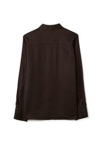 Camisa de manga larga marrón oscuro con una textura suave, que presenta un collar clásico, puños abotonados y un diseño simple en la parte posterior.