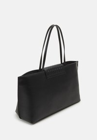 Borsa tote in pelle nera con accentuazione in pelle intrecciata sulla patta, due lunghe maniglie, una forma strutturata e branding minimale sul lato.