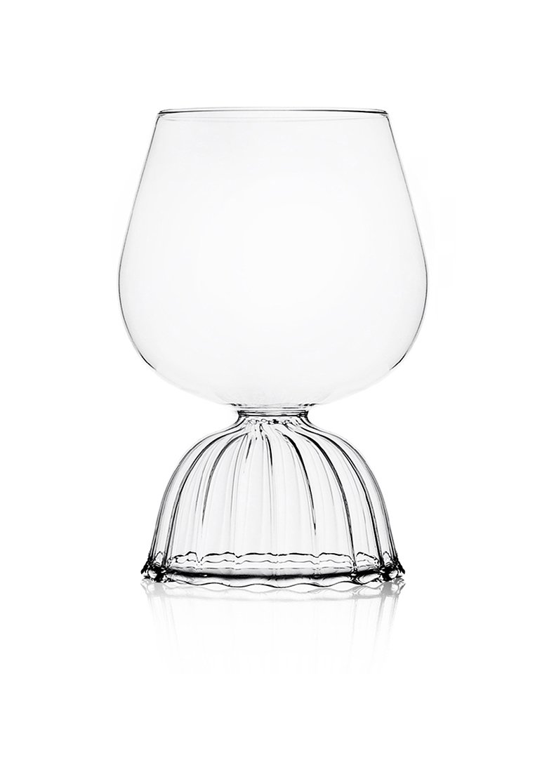 Przezroczysty szklany kielich z zaokrągloną czaszą i żłobioną podstawą. Gładka faktura, przezroczysty, z lekko zwężającą się górą i dekoracyjnymi żłobieniami.