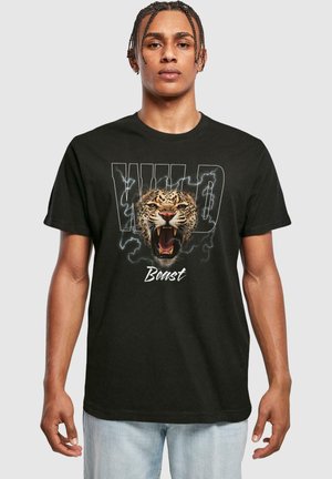 Tricou din bumbac negru cu un grafic care reprezintă o panteră răcniind, cuvintele „SĂLBATIC” și „Fiață” afișate cu litere îndrăznețe, în culori vibrante. Mâneci scurte, gât rotund.