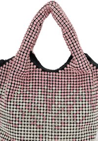 Svart handväska med en texturerad yta täckt av rosa och klara rhinstenar, med ett runt lock och två handtag.