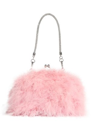 Kleine rosa flauschige Handtasche mit silberner Schnalle und einem funkelnden silbernen Kettenhenkel vor weißem Hintergrund.